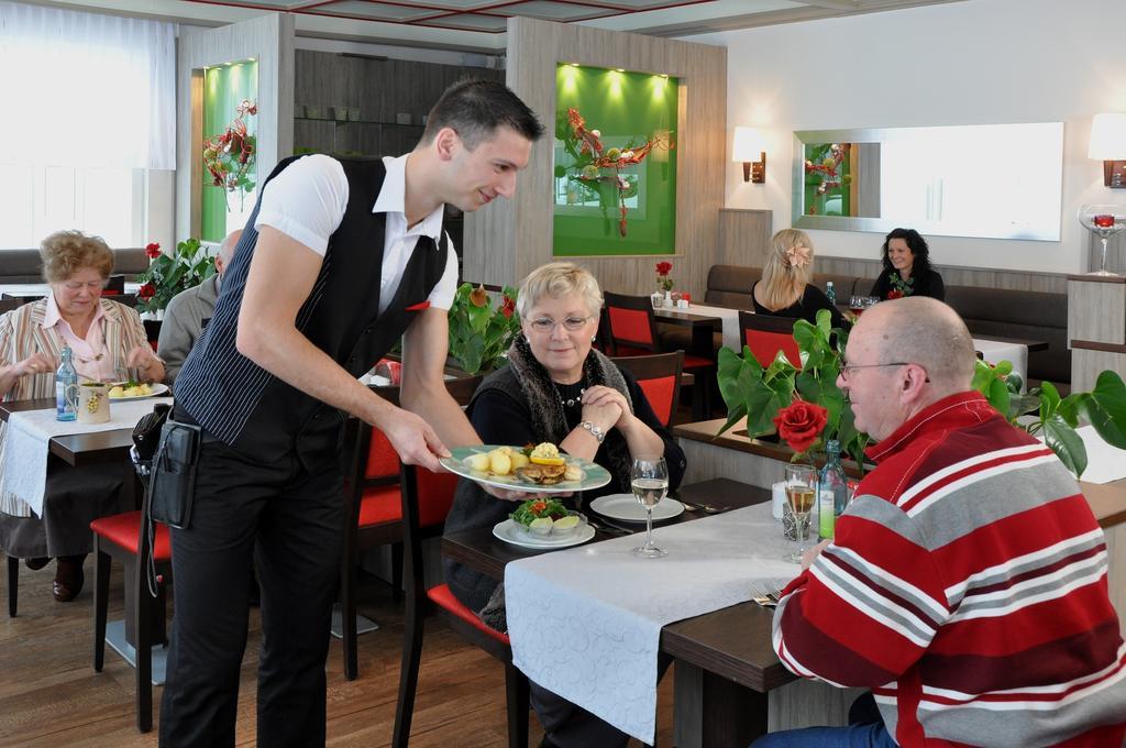 קורורט יונסדורף Hotel Gondelfahrt מראה חיצוני תמונה